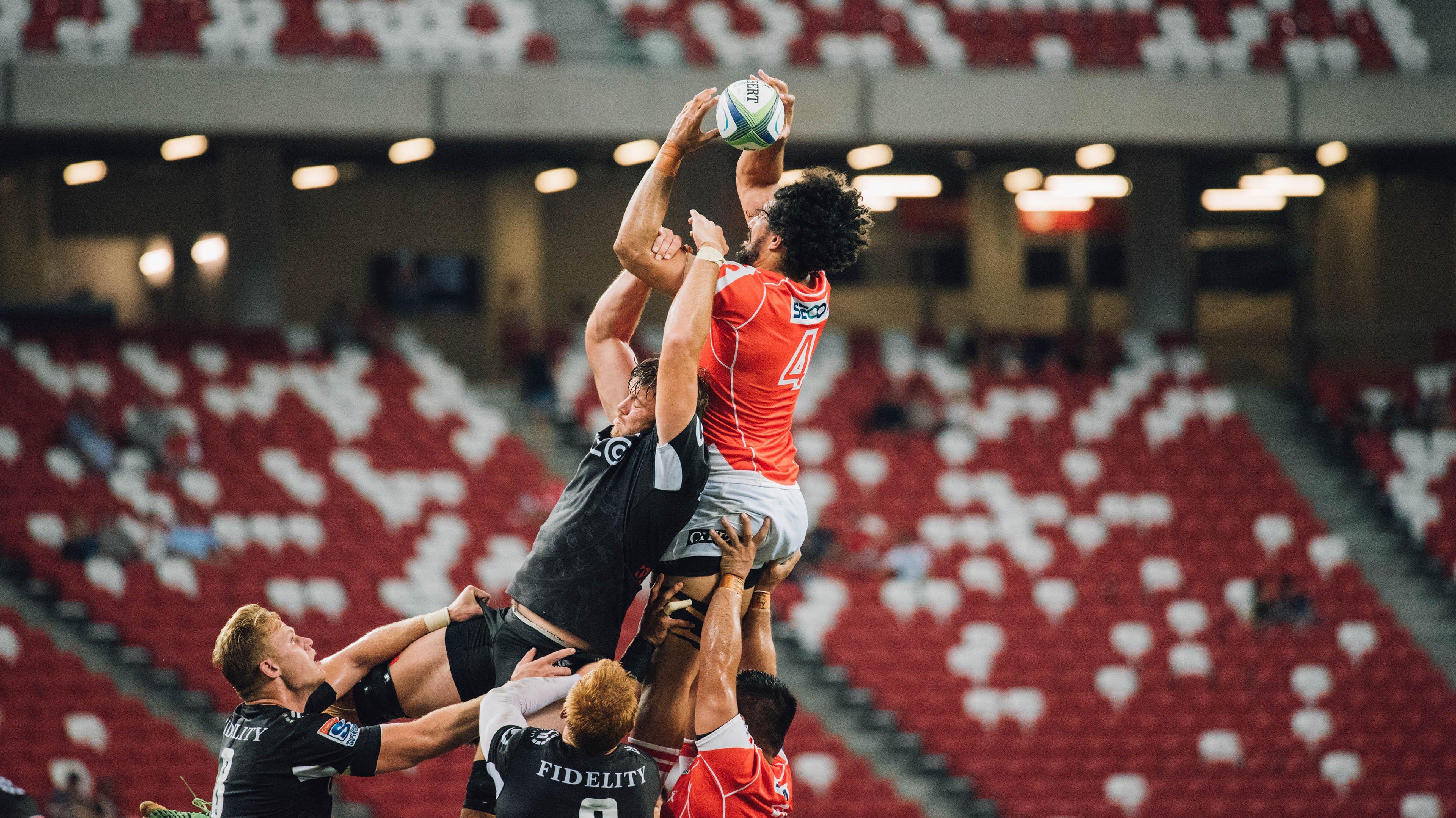 费尔明上演职业生涯首个帽子戏法 赛后珍藏比赛用球纪念里程碑之夜